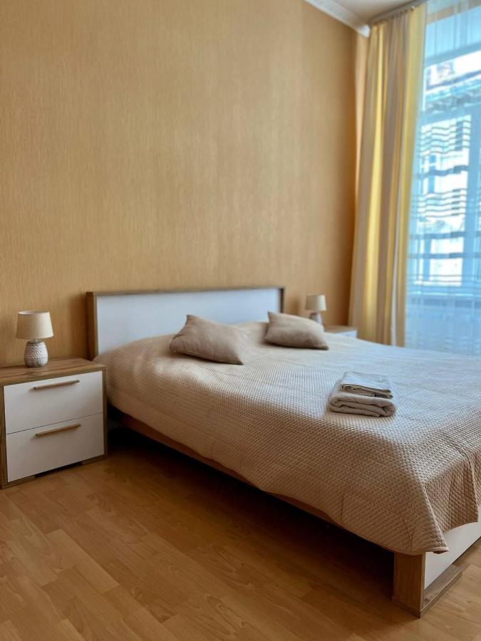 Apartment On Hnatiuka With Parking Lviv Buitenkant foto