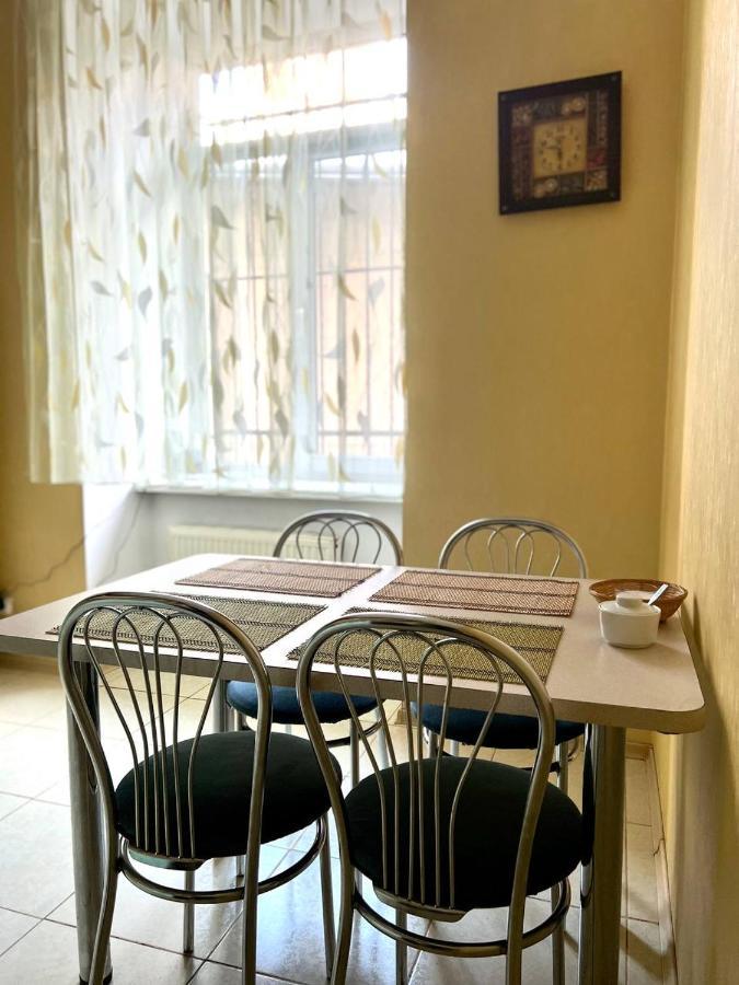 Apartment On Hnatiuka With Parking Lviv Buitenkant foto