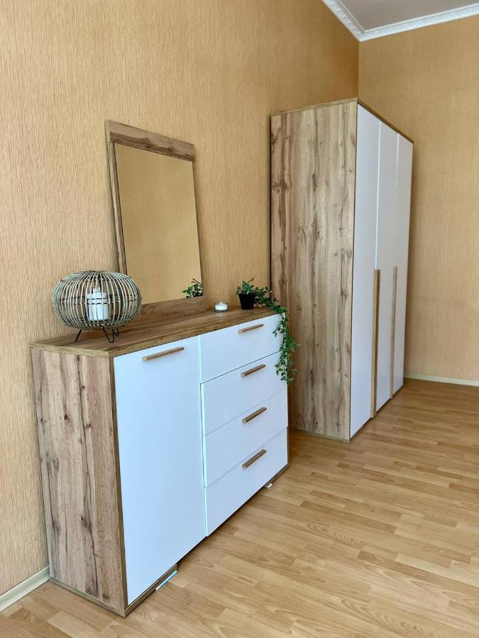 Apartment On Hnatiuka With Parking Lviv Buitenkant foto