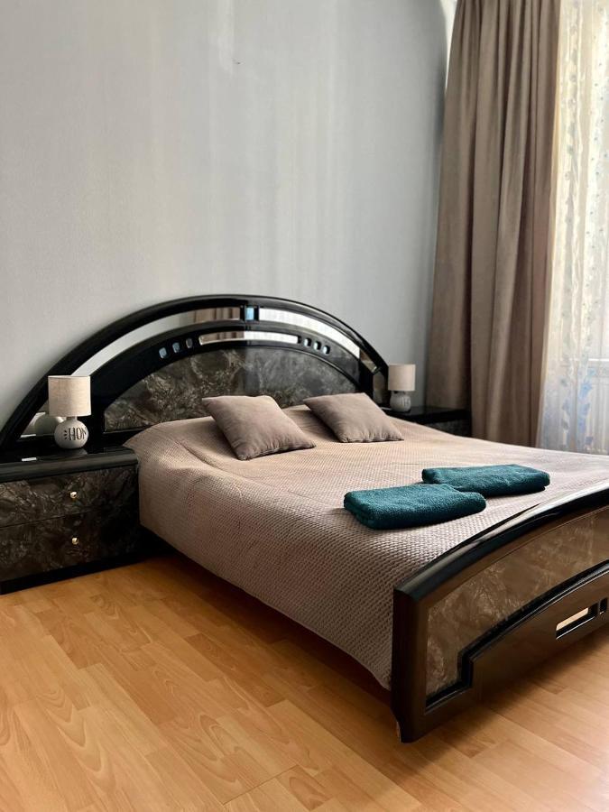 Apartment On Hnatiuka With Parking Lviv Buitenkant foto
