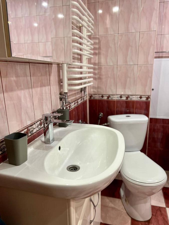 Apartment On Hnatiuka With Parking Lviv Buitenkant foto