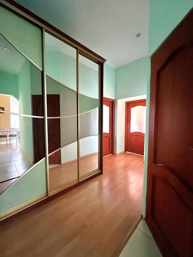 Apartment On Hnatiuka With Parking Lviv Buitenkant foto