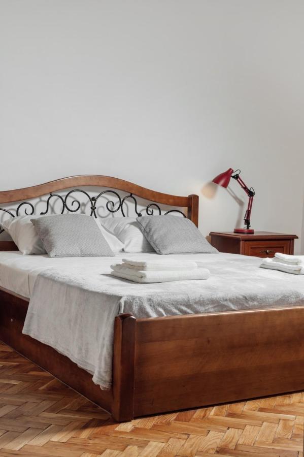 Apartment On Hnatiuka With Parking Lviv Buitenkant foto