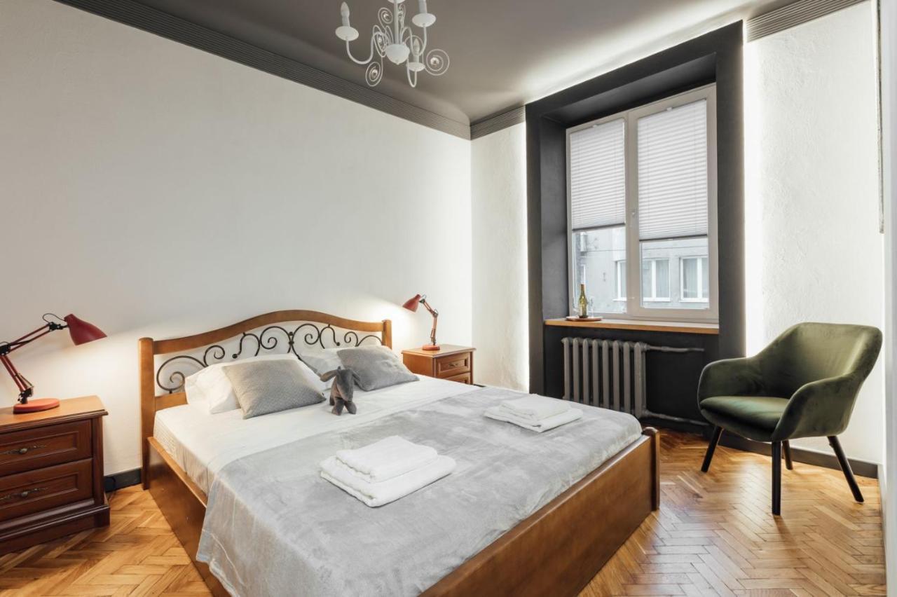 Apartment On Hnatiuka With Parking Lviv Buitenkant foto