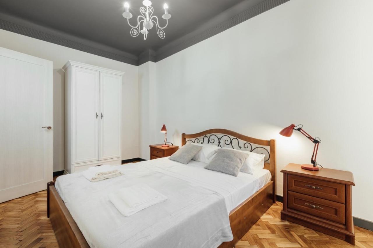 Apartment On Hnatiuka With Parking Lviv Buitenkant foto